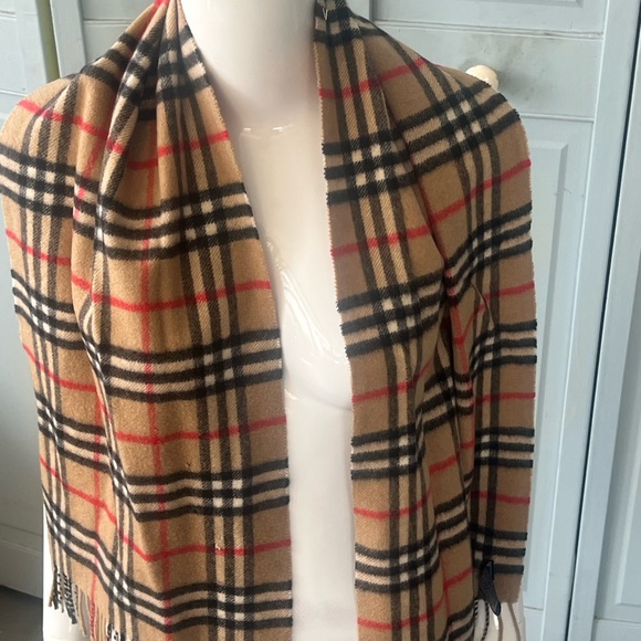 Burberrys of London Cashmere/Wool blend
Iconic Scarf - Picture 3 of 8